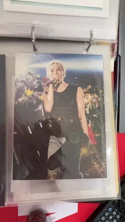 收到志龙的ooak写真和周边太激动！实物和描述一致，保存状态极佳，包装防护到位，物流高效，卖家专业贴心，完美的购物体验，强烈安利！