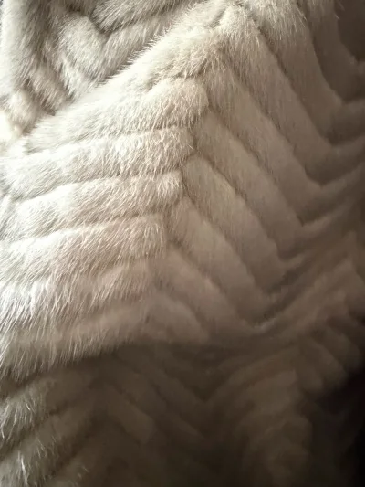 • 细节控满意：“陆陆续续买了好几次，这件中古貂非常满意，毛毛油光水滑的，也是自己喜欢的款式。有问题问客服，回复速度也挺快。”


