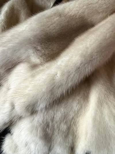 • 性价比之王：“挖到宝了！水貂皮草太绝，毛质密实顺滑，阳光下自带高级光泽，摸起来软乎乎。版型利落显瘦，保暖力拉满，性价比秒杀专柜，已安利给闺蜜！”