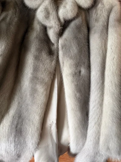 • 开箱惊喜型：“打开简直大惊喜！包装很好，成色特别新，没什么使用感，整体胖嘟嘟的，毛毛很亮滑，皮板也很软。”点赞挖煤姬


