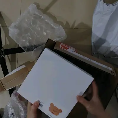 可爱实用的木质轻松熊头钟，每一只都是独一无二的木头纹路，还有轻松熊妹熊头肥皂托盘，简约可爱。挖煤姬的竹蜻蜓也能满足需求，箱子厚，泡沫多，干净。
