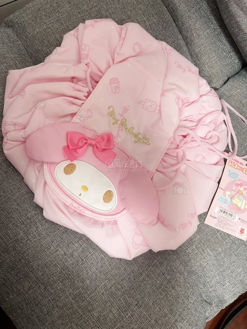 全新又实惠的两样东西，一个是大容量美乐蒂化妆包，点点嘴的美乐蒂超可爱；第二个是温控说话美乐蒂，近三十年前的东西和全新的一样，功能也完整，非常满意。