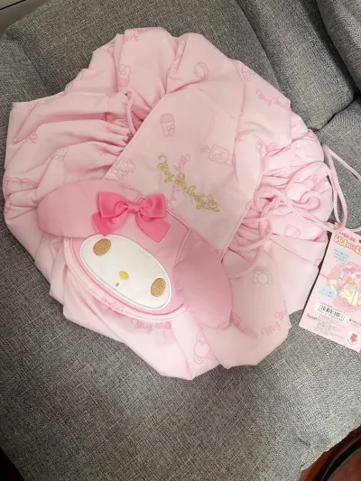 全新又实惠的两样东西，一个是大容量美乐蒂化妆包，点点嘴的美乐蒂超可爱；第二个是温控说话美乐蒂，近三十年前的东西和全新的一样，功能也完整，非常满意。