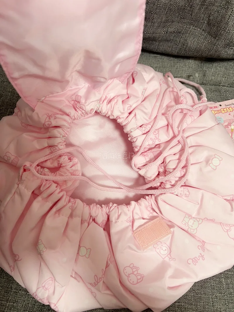 全新又实惠的两样东西，一个是大容量美乐蒂化妆包，点点嘴的美乐蒂超可爱；第二个是温控说话美乐蒂，近三十年前的东西和全新的一样，功能也完整，非常满意。