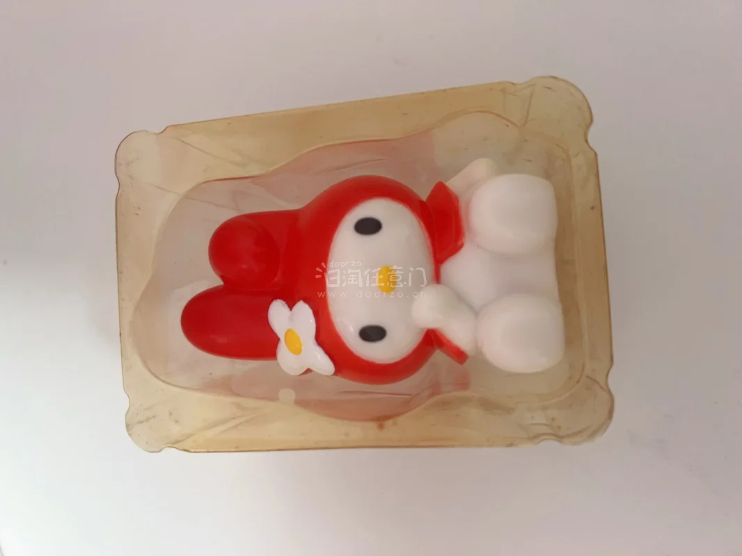 全新又实惠的两样东西，一个是大容量美乐蒂化妆包，点点嘴的美乐蒂超可爱；第二个是温控说话美乐蒂，近三十年前的东西和全新的一样，功能也完整，非常满意。