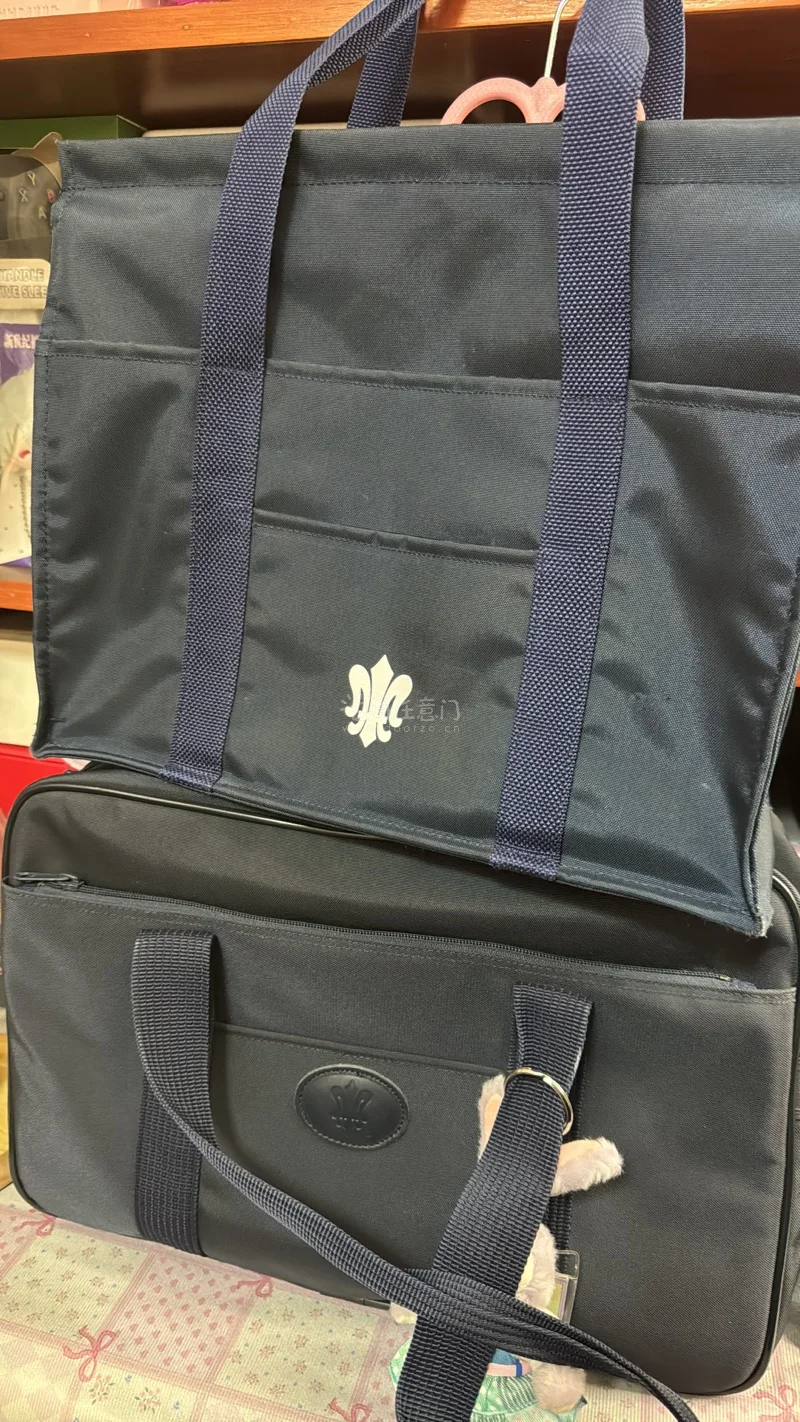 之前好价切到的白百合便携包，没想到状态非常好，感觉基本接近未使用美品。走了航空小包，速度也是一如既往地快～！本体加上运费也才一百多hhhhh，单走也不会肉疼！
白百合的包也算是集了2款，还是会被这个花花校章美到！