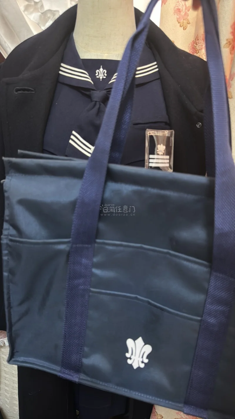 之前好价切到的白百合便携包，没想到状态非常好，感觉基本接近未使用美品。走了航空小包，速度也是一如既往地快～！本体加上运费也才一百多hhhhh，单走也不会肉疼！
白百合的包也算是集了2款，还是会被这个花花校章美到！