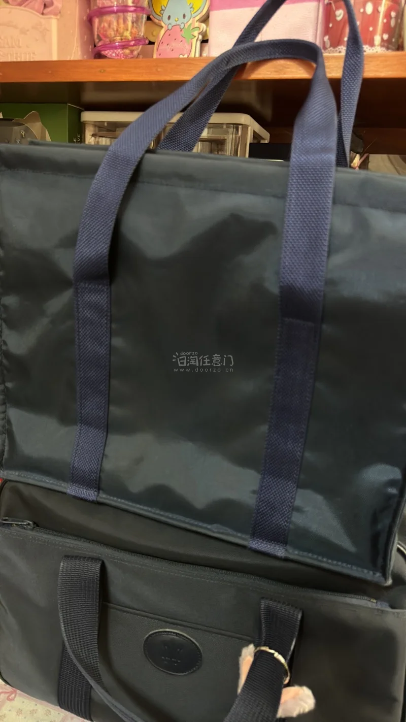 之前好价切到的白百合便携包，没想到状态非常好，感觉基本接近未使用美品。走了航空小包，速度也是一如既往地快～！本体加上运费也才一百多hhhhh，单走也不会肉疼！
白百合的包也算是集了2款，还是会被这个花花校章美到！