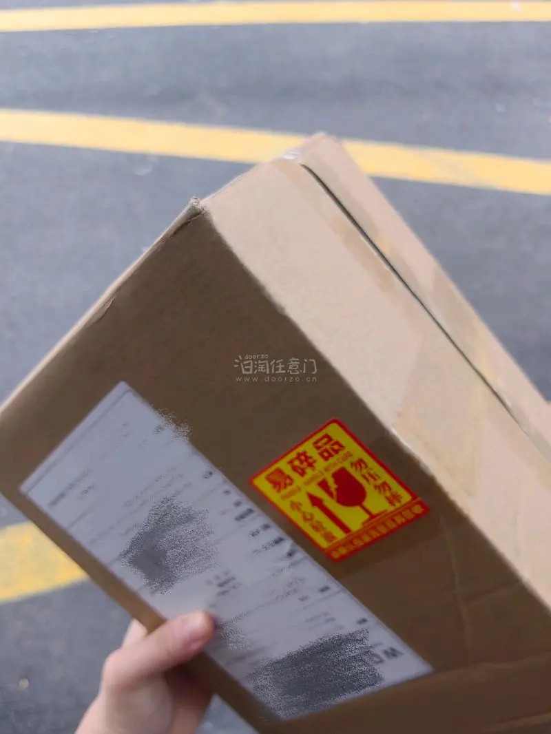 虽然几乎全是棉花娃娃，上面也贴了警醒告示贴很暖心。箱子也不会出现空箱而是刚刚好，可以看到p3厚厚的一层基础气泡纸。