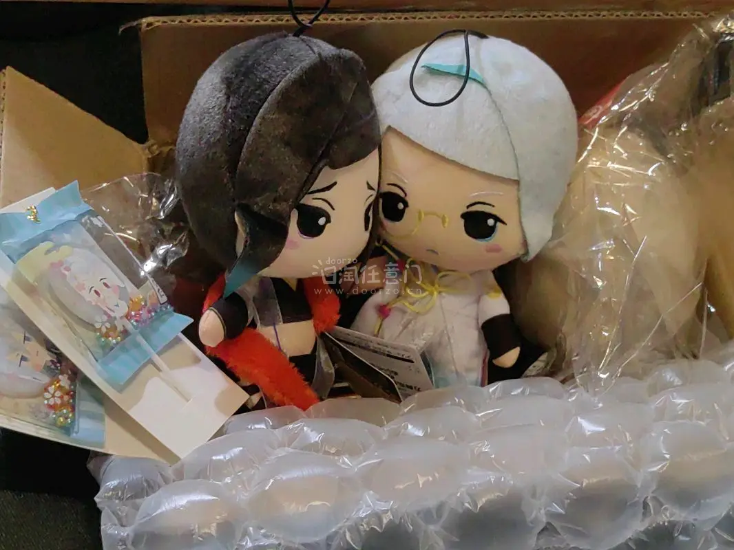 虽然几乎全是棉花娃娃，上面也贴了警醒告示贴很暖心。箱子也不会出现空箱而是刚刚好，可以看到p3厚厚的一层基础气泡纸。