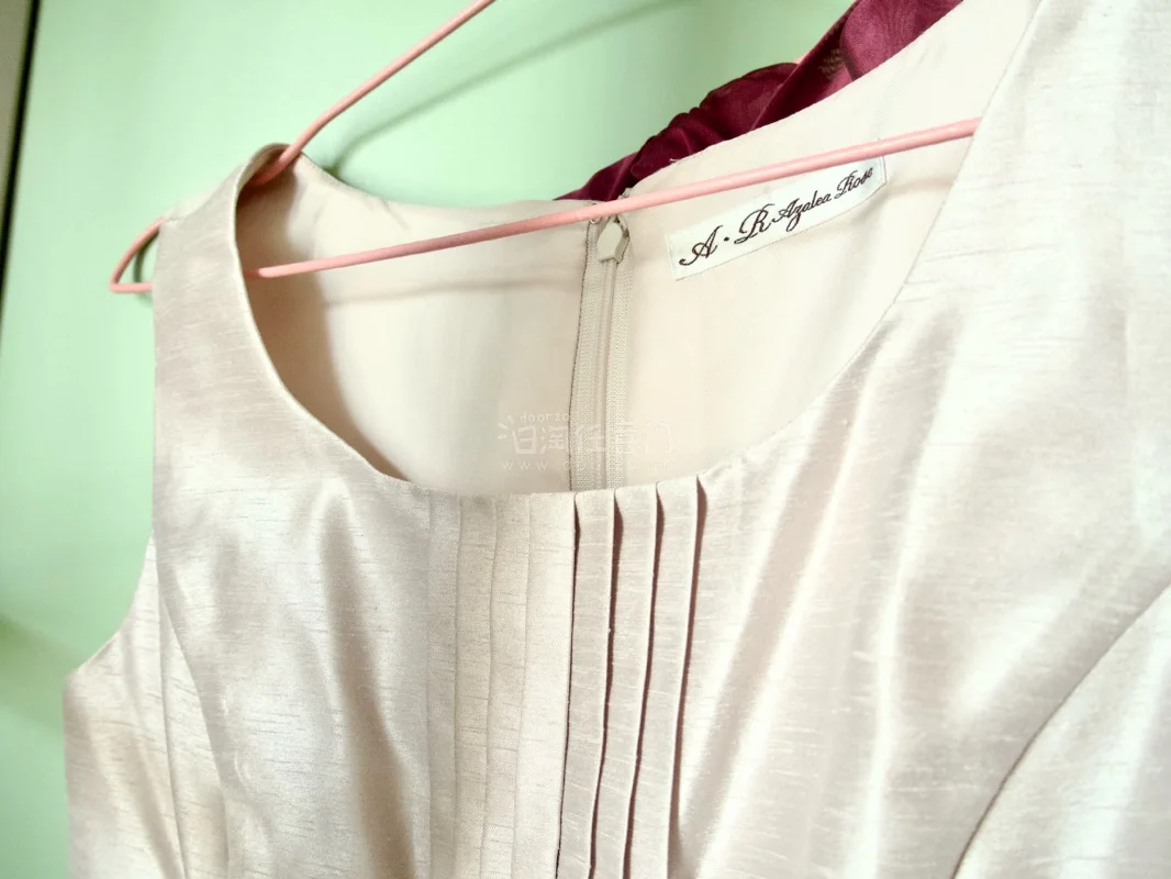 有些复古的款式很独特，做工很好，有很多现在同价连衣裙没有的小细节，成色非常新，包装盒好大一个，里面有很多空气泡泡纸，包装的很安全。
挖煤姬使用起来也很方便，两个一起合单走竹蜻蜓很划算。
很好的购物体验！