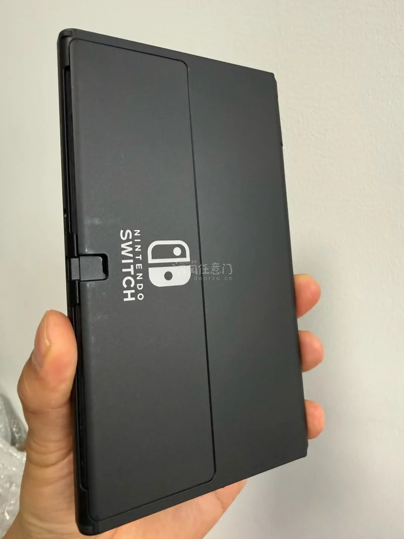 白色手柄Switch，简约永不过时，切煤的好处是性价比高，且不担心是担心产品。给朋友买的，朋友都夸好。挖煤姬打包严实，箱体漂洋过海没有损伤，棒！