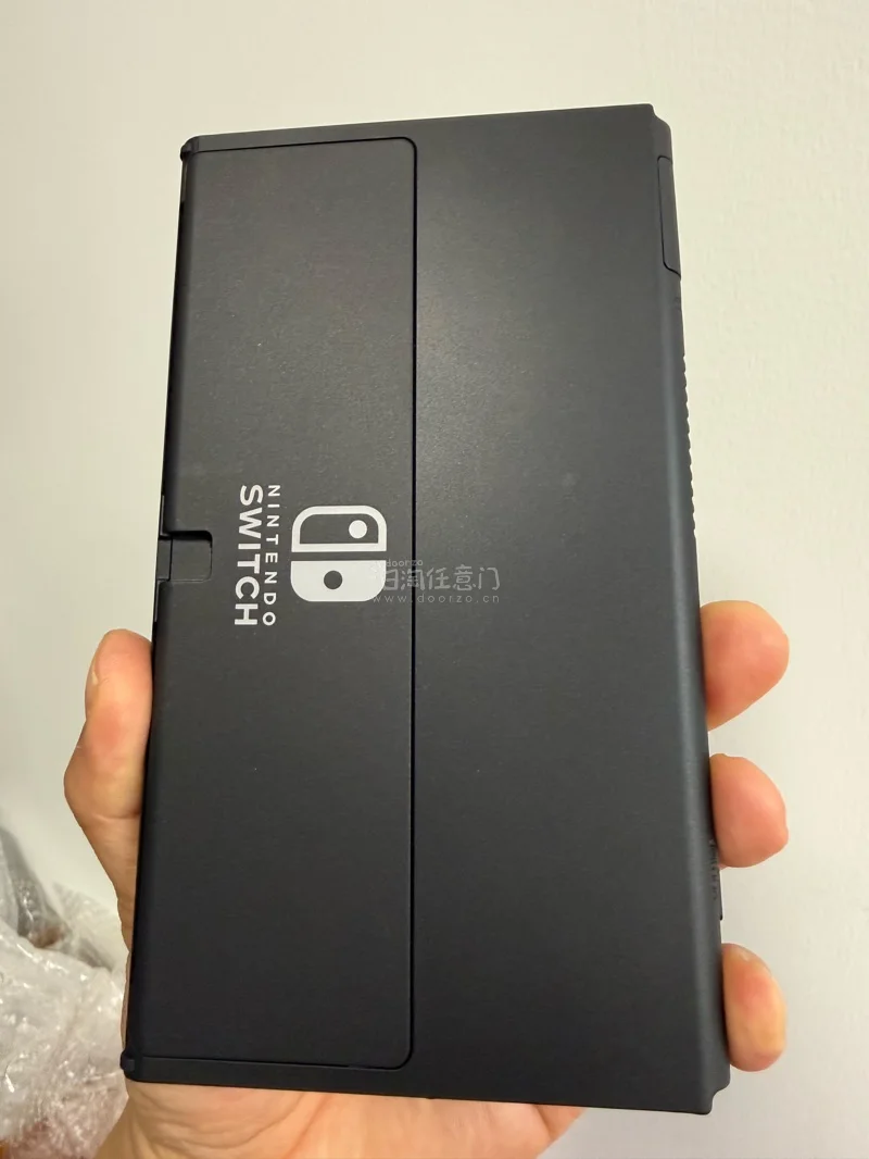 白色手柄Switch，简约永不过时，切煤的好处是性价比高，且不担心是担心产品。给朋友买的，朋友都夸好。挖煤姬打包严实，箱体漂洋过海没有损伤，棒！