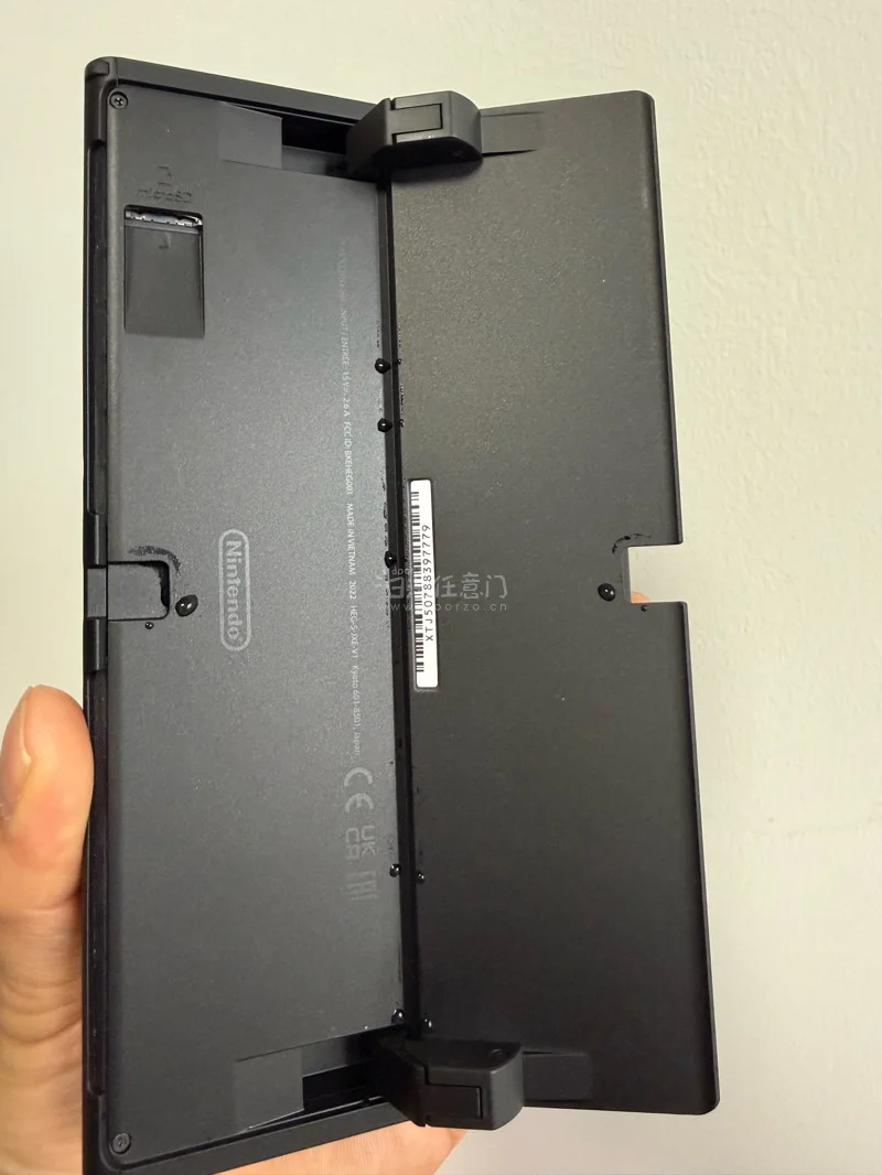 白色手柄Switch，简约永不过时，切煤的好处是性价比高，且不担心是担心产品。给朋友买的，朋友都夸好。挖煤姬打包严实，箱体漂洋过海没有损伤，棒！