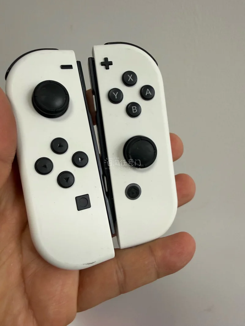 白色手柄Switch，简约永不过时，切煤的好处是性价比高，且不担心是担心产品。给朋友买的，朋友都夸好。挖煤姬打包严实，箱体漂洋过海没有损伤，棒！