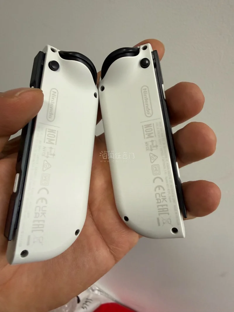 白色手柄Switch，简约永不过时，切煤的好处是性价比高，且不担心是担心产品。给朋友买的，朋友都夸好。挖煤姬打包严实，箱体漂洋过海没有损伤，棒！