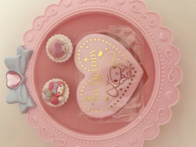 都是2018年的半中古美乐蒂，首饰盒里有一个心形镜子和两个美乐蒂小戒指。另一个是口金笔袋，口金处的美乐蒂和弟弟特别精致。两个小东西都超级粉嫩，推荐！