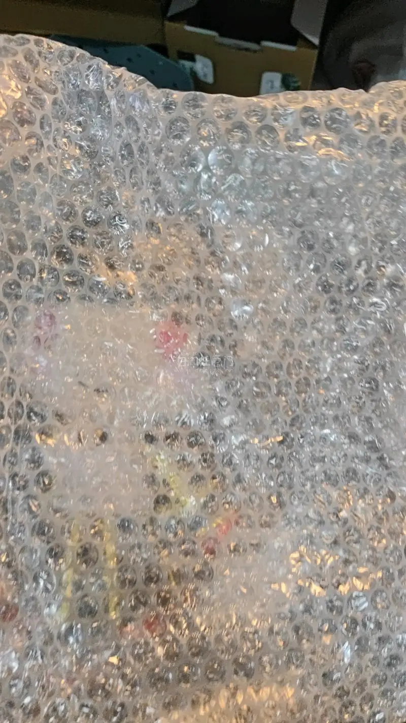 终于收到心心念念的玩偶啦！实物比官图还要可爱一百倍? 玩偶的做工特别精致，细节拉满，衣服的走线工整，刺绣也很清晰，没有多余的线头，摸起来软fufu的，抱在怀里rua起来超治愈！包装也很用心，用气泡膜层层包裹，收到的时候完全没有压坏，保存得特别好。作为#爱上火车 的忠...