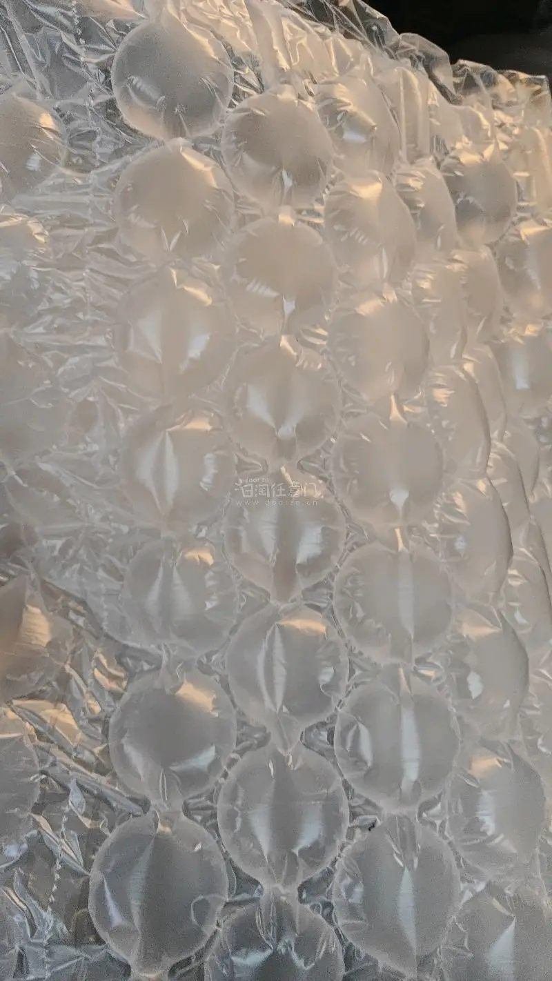 终于收到心心念念的玩偶啦！实物比官图还要可爱一百倍? 玩偶的做工特别精致，细节拉满，衣服的走线工整，刺绣也很清晰，没有多余的线头，摸起来软fufu的，抱在怀里rua起来超治愈！包装也很用心，用气泡膜层层包裹，收到的时候完全没有压坏，保存得特别好。作为#爱上火车 的忠...