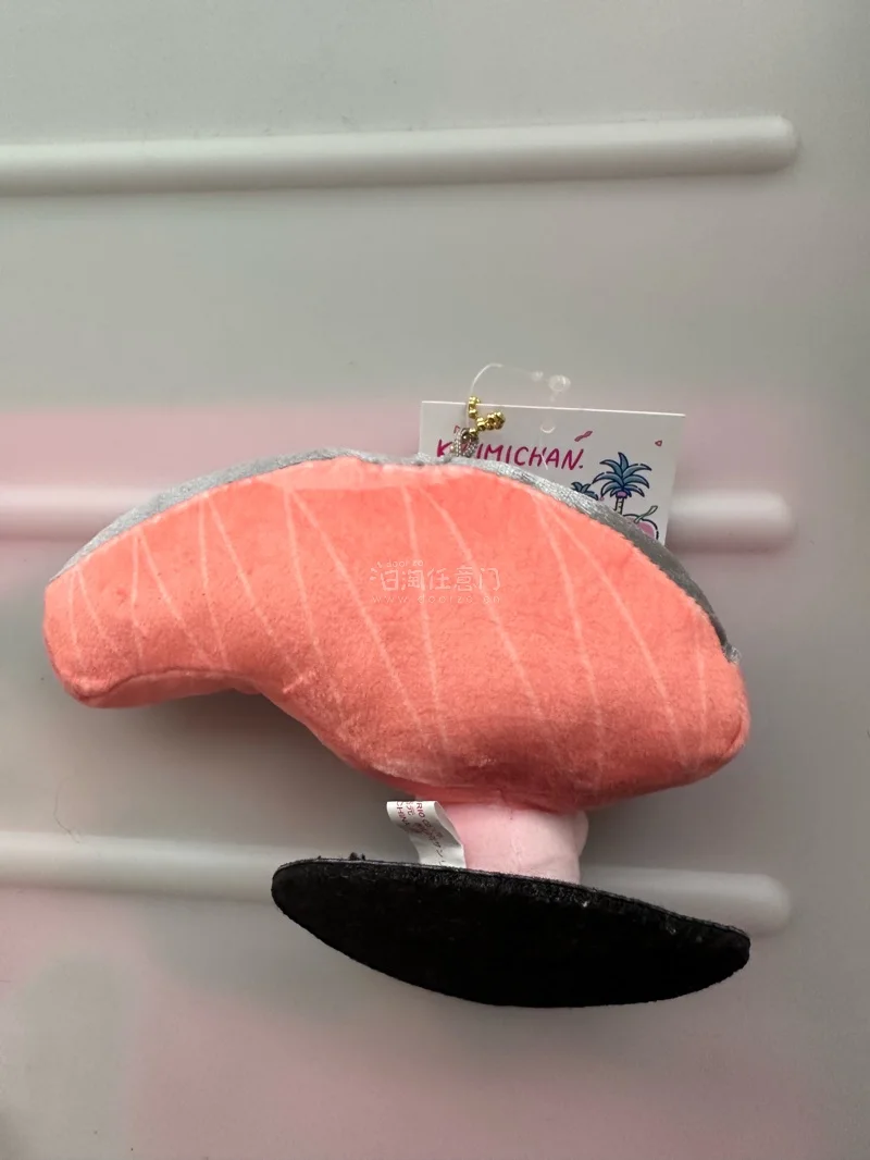 啊啊啊收到kirimi酱啦！粉嫩三文鱼造型太戳我，心形墨镜+小短腿萌到犯规，抱着卡片坐黑底座上超乖，煤炉这次没让我失望～想要这只夏威夷系列好久了，看到合适的就切了，萌之！