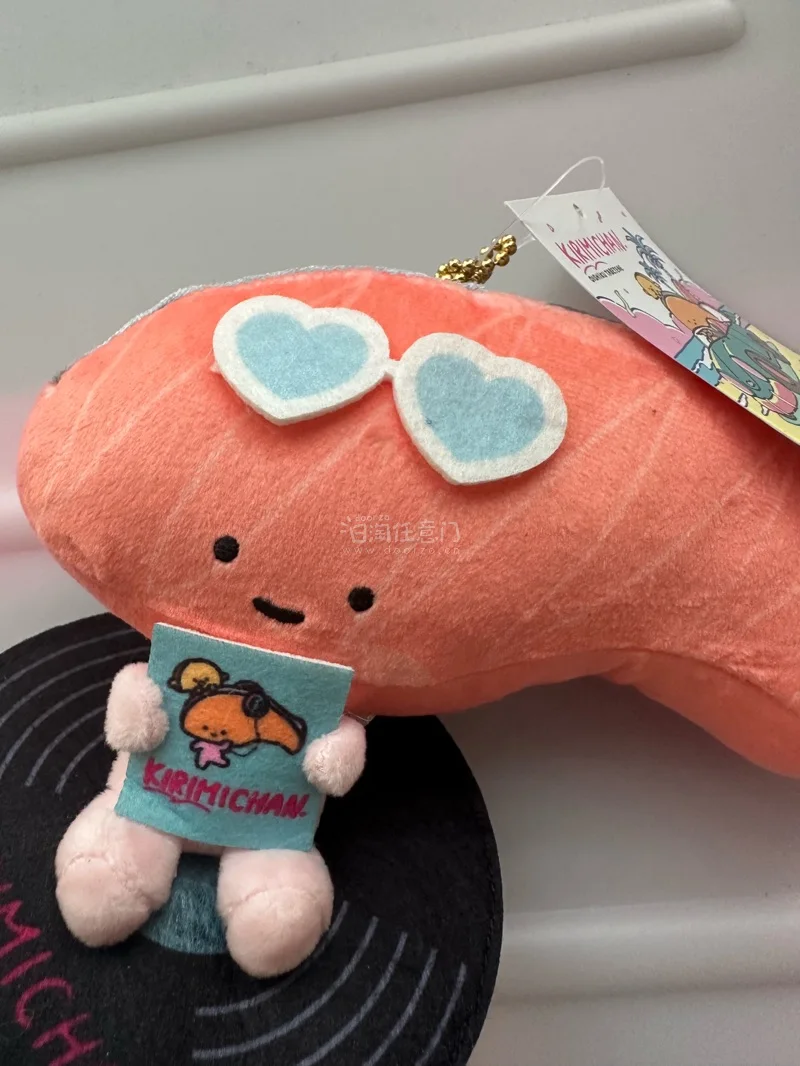 啊啊啊收到kirimi酱啦！粉嫩三文鱼造型太戳我，心形墨镜+小短腿萌到犯规，抱着卡片坐黑底座上超乖，煤炉这次没让我失望～想要这只夏威夷系列好久了，看到合适的就切了，萌之！