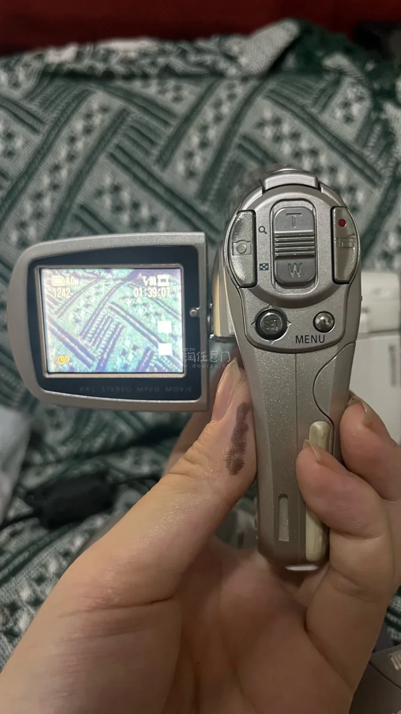 ?日淘任意门靠谱下车｜ccd&amp;amp;dv囤货分享

长期在任意门蹲中古相机，这次一次性入手三台奥林巴斯CCD+两台小型DV，全程体验很省心！商品成色和卖家描述高度一致，机身细节完好、划痕很少，镜片干净通透，开机测试功能全部正常，成像色彩复古好看。

平台操...