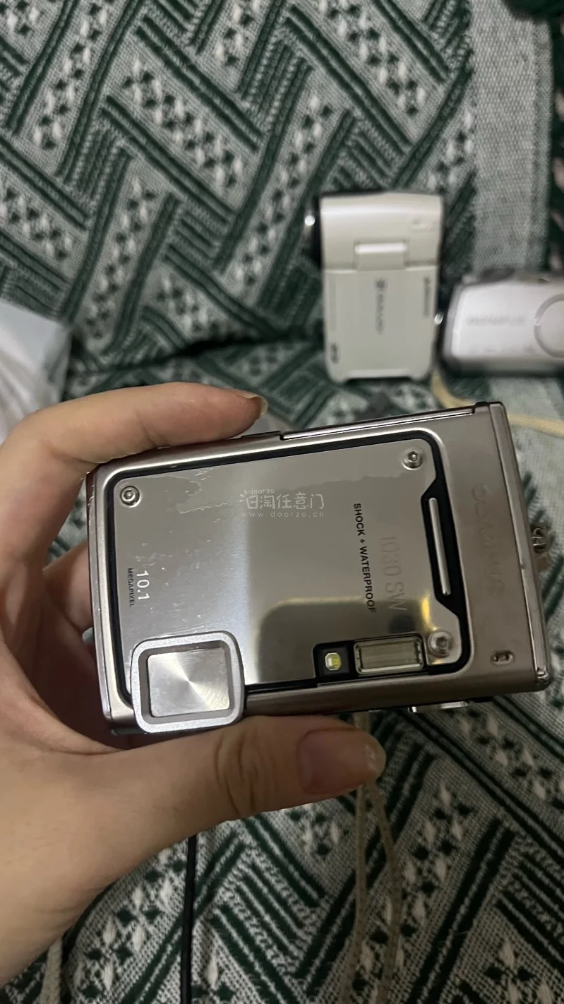 ?日淘任意门靠谱下车｜ccd&amp;amp;dv囤货分享

长期在任意门蹲中古相机，这次一次性入手三台奥林巴斯CCD+两台小型DV，全程体验很省心！商品成色和卖家描述高度一致，机身细节完好、划痕很少，镜片干净通透，开机测试功能全部正常，成像色彩复古好看。

平台操...