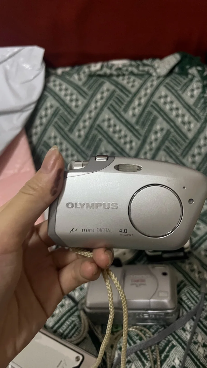 ?日淘任意门靠谱下车｜ccd&amp;amp;dv囤货分享

长期在任意门蹲中古相机，这次一次性入手三台奥林巴斯CCD+两台小型DV，全程体验很省心！商品成色和卖家描述高度一致，机身细节完好、划痕很少，镜片干净通透，开机测试功能全部正常，成像色彩复古好看。

平台操...