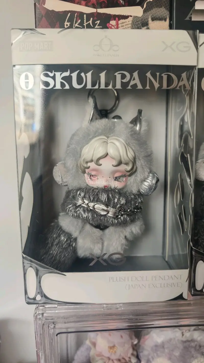 
第二只挖煤姬的！也是超级可爱的一只sp~也是时隔多日终于远渡漂洋过海平安到手了，这次的是小淡妆，和上次的浓妆形成鲜明对比


#Skullpanda ×XG
#スカルパンダ　SKULLPANDA XG 特典カード