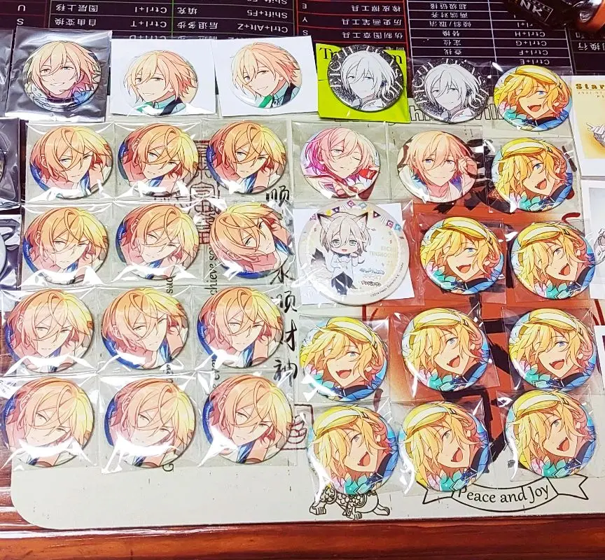 非常幸福之，摆阵还得是小铁片啊看着太壮观了。
被这么多英智大人包围的我也太幸福了。
发货也很方便，好高兴。