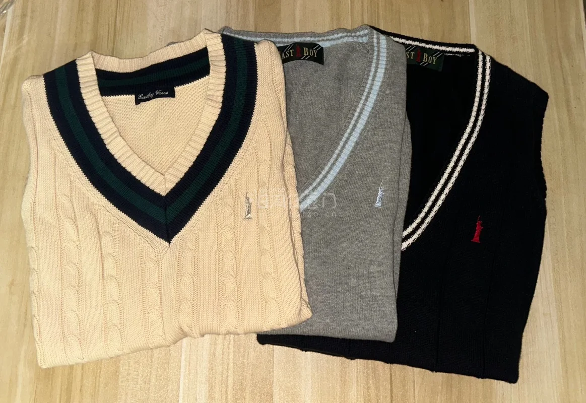 这次在挖煤姬淘到了超爱的EAST BOY中古制服好物，真的太惊喜啦！三件V领针织背心、三款条纹领带还有香芋紫开衫，每一件的成色都超棒，和卖家描述完全一致，细节做工精致，经典的学院风设计完全戳中审美。挖煤姬的物流超给力，打包严实，到手没有任何磨损，平台操作也很方便，海...