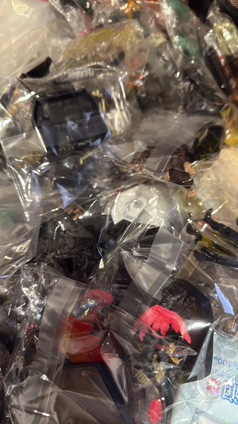 第一百七十四单是一个deforeal的真哥，非常可爱，还能发光。还有全套的奥特怪兽名鉴，虽然已拆，但是看得出保存得非常好。