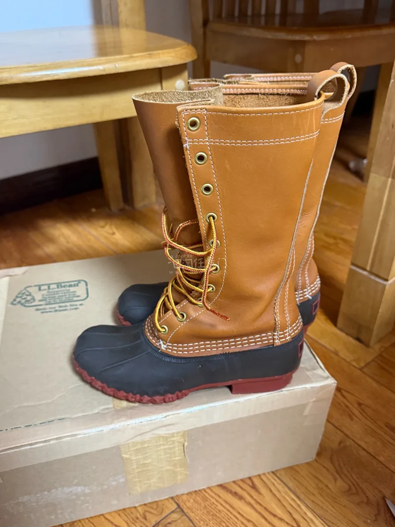 谢谢卖家！谢谢挖煤姬！
是在网上看到这种类型的鞋子，感觉很好看！
了解了一下是LL.Bean家的经典款！
于是火速来到挖煤姬看看有没有适合的
没想到刚好就看见了这双，卖家才上价不久的！
成色灰常不错！原包装都还有！
卖家说没穿过几次基本全新！到手一看确实很新呐！
而...