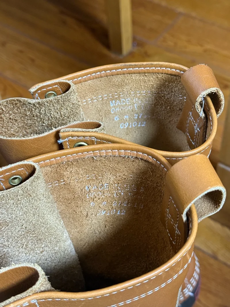 谢谢卖家！谢谢挖煤姬！
是在网上看到这种类型的鞋子，感觉很好看！
了解了一下是LL.Bean家的经典款！
于是火速来到挖煤姬看看有没有适合的
没想到刚好就看见了这双，卖家才上价不久的！
成色灰常不错！原包装都还有！
卖家说没穿过几次基本全新！到手一看确实很新呐！
而...