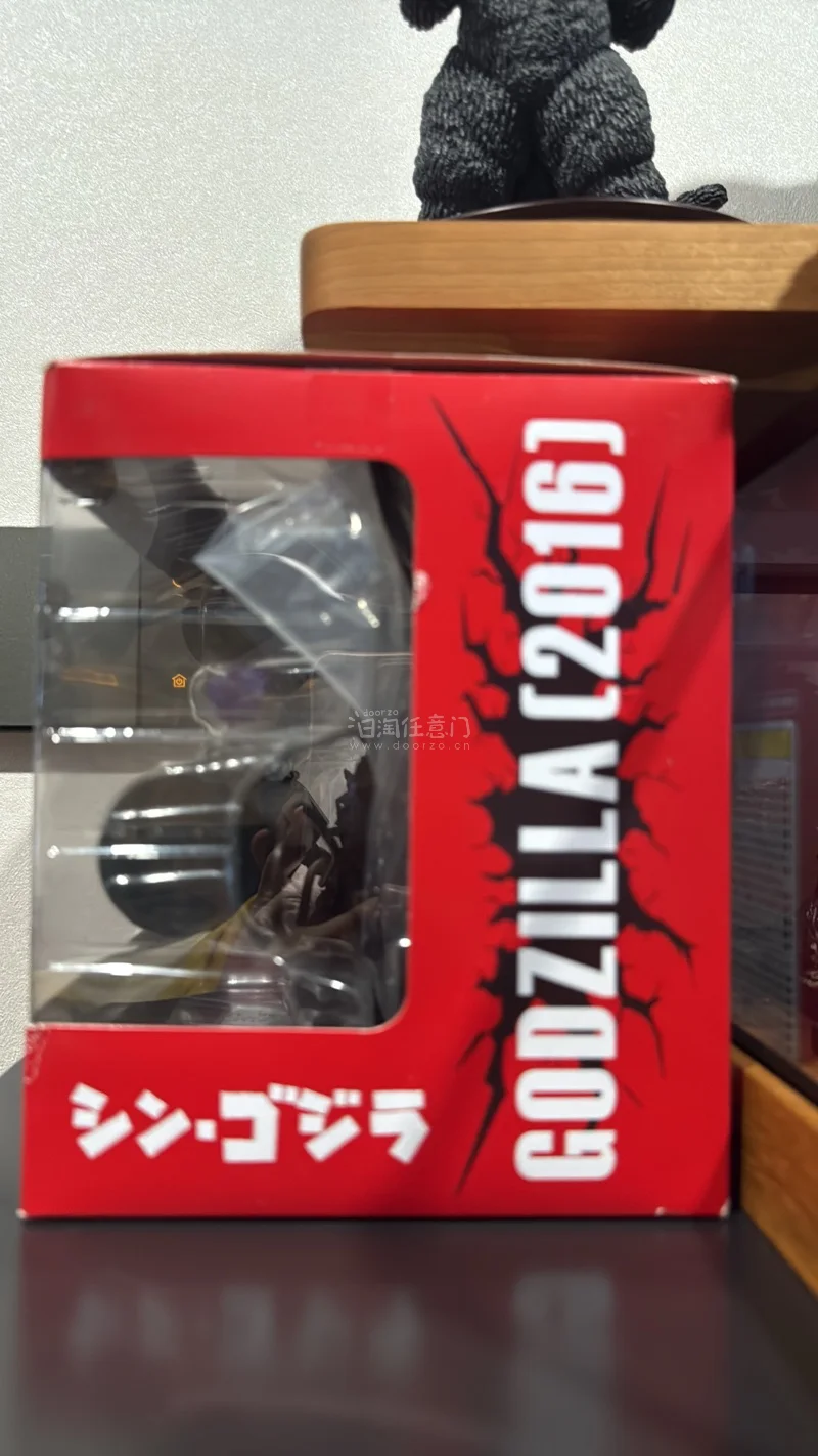 第一百七十四单是一个deforeal的真哥，非常可爱，还能发光。还有全套的奥特怪兽名鉴，虽然已拆，但是看得出保存得非常好。