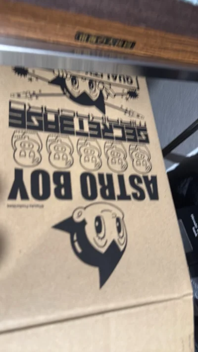 第一百七十六单，一个secretbase的蓄光阿童木苏富比，还有一套奥特怪兽名鉴初代，未拆海带隐藏，很不错。