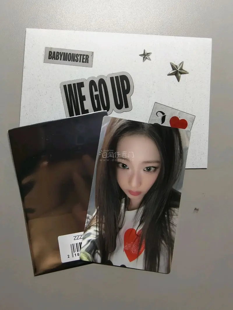 在挖煤姬的第四箱啦！依旧是快速平安到家虽然拆了信封但是卡和明信片都很安全 这次翻到了没人出的稀有明信片于是直接拿下还被卖家宝宝塞了小礼物 小卡还把原袋和信封也一起给我了?感觉这辈子都戒不掉切煤了