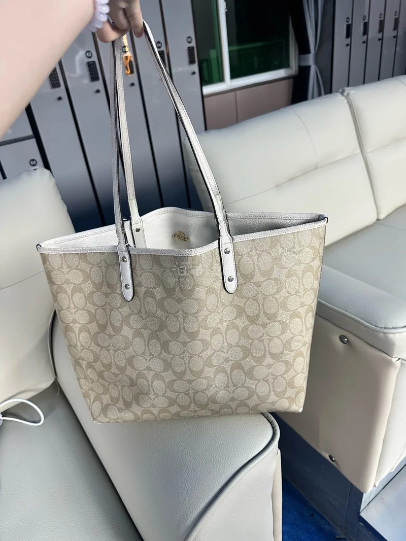 这个价格很值得 虽然肩带很受损 其他都没啥 奶茶色超级无敌耐看也很百搭 通勤没问题 容量大能装好多东西