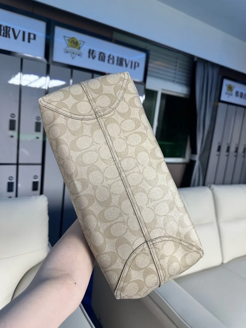 这个价格很值得 虽然肩带很受损 其他都没啥 奶茶色超级无敌耐看也很百搭 通勤没问题 容量大能装好多东西