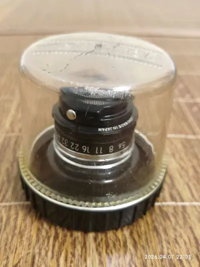 挖到宝了！这枚尼康放大镜头真的太值了✨
 
必须狠狠夸一波这次挖煤姬淘货的快乐！本来就是冲着低价蹲的暗房放大镜头，收到货直接惊喜拉满！
 
包装做得超用心，原装镜头桶完好无损，镜头本体更是零磕碰、零掉漆，成色新到完全不像二手老镜，细节质感拉满，卖家保护得也太到位了！...