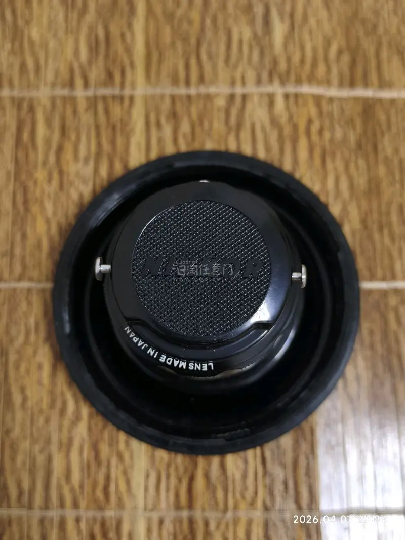 挖到宝了！这枚尼康放大镜头真的太值了✨
 
必须狠狠夸一波这次挖煤姬淘货的快乐！本来就是冲着低价蹲的暗房放大镜头，收到货直接惊喜拉满！
 
包装做得超用心，原装镜头桶完好无损，镜头本体更是零磕碰、零掉漆，成色新到完全不像二手老镜，细节质感拉满，卖家保护得也太到位了！...