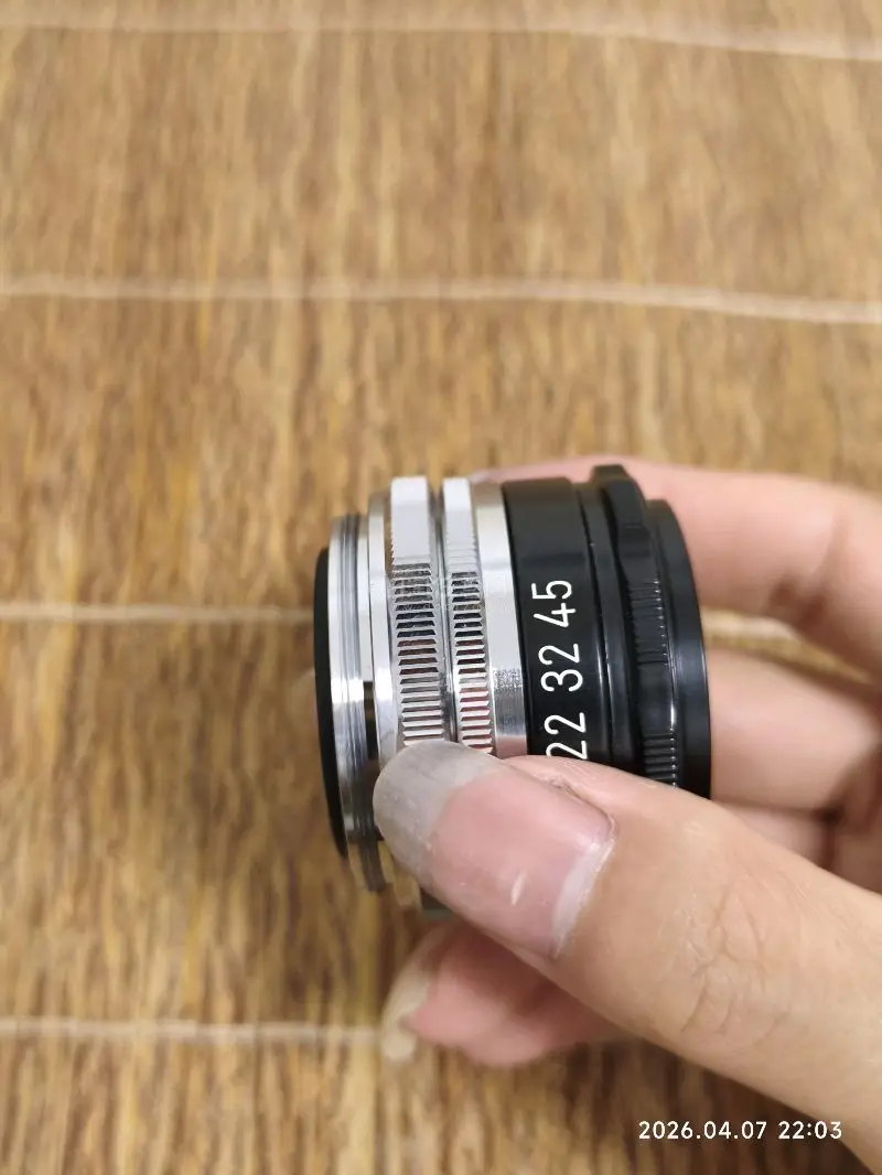 挖到宝了！这枚尼康放大镜头真的太值了✨
 
必须狠狠夸一波这次挖煤姬淘货的快乐！本来就是冲着低价蹲的暗房放大镜头，收到货直接惊喜拉满！
 
包装做得超用心，原装镜头桶完好无损，镜头本体更是零磕碰、零掉漆，成色新到完全不像二手老镜，细节质感拉满，卖家保护得也太到位了！...