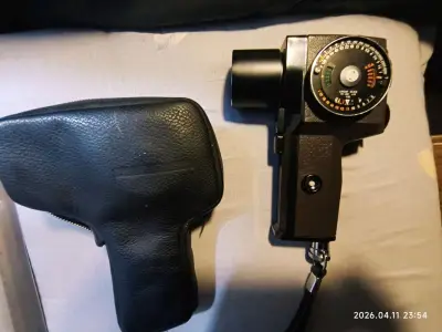 在挖煤姬入了个宾得点测光表，价格真的划算。包装很扎实，防震到位，寄过来完全没磕碰，机身成色也不错，原装皮套完好。
点测光很准，用来玩亚当斯区域曝光特别合适，测光稳了拍片心里都有底。
唯一小瑕疵就是取景器里有点轻微霉斑，不影响测光和使用，老器材正常现象。
整体体验超棒...