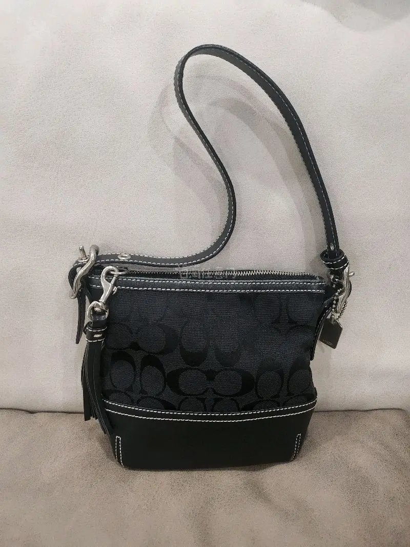 作为中古包爱好者，挖煤姬真的是我无限回购的日淘海淘神器！这次在挖煤姬又挖到的好几个包，成色超棒、正品细节拉满，完全符合卖家描述，性价比直接封神！
 挖煤姬同步日本煤炉海量中古好物，成色标注规范，仓库打包严实、物流顺畅，清关超快。真的太爱挖煤姬了！