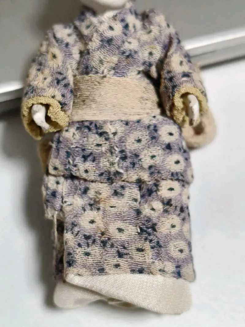 日淘任意门淘到的手工小娃娃，是我的春日出游宝藏！手工缝制质感细腻，模样软萌乖巧，清明踏青带着它与繁花、青草合影，随手拍都充满春日氛围感。平台操作简单省心，客服响应及时，打包加固格外用心，娃娃完好无损到手，物流稳妥高效。日系手作小物太治愈，踏青拍照必备，日淘选它超安心...