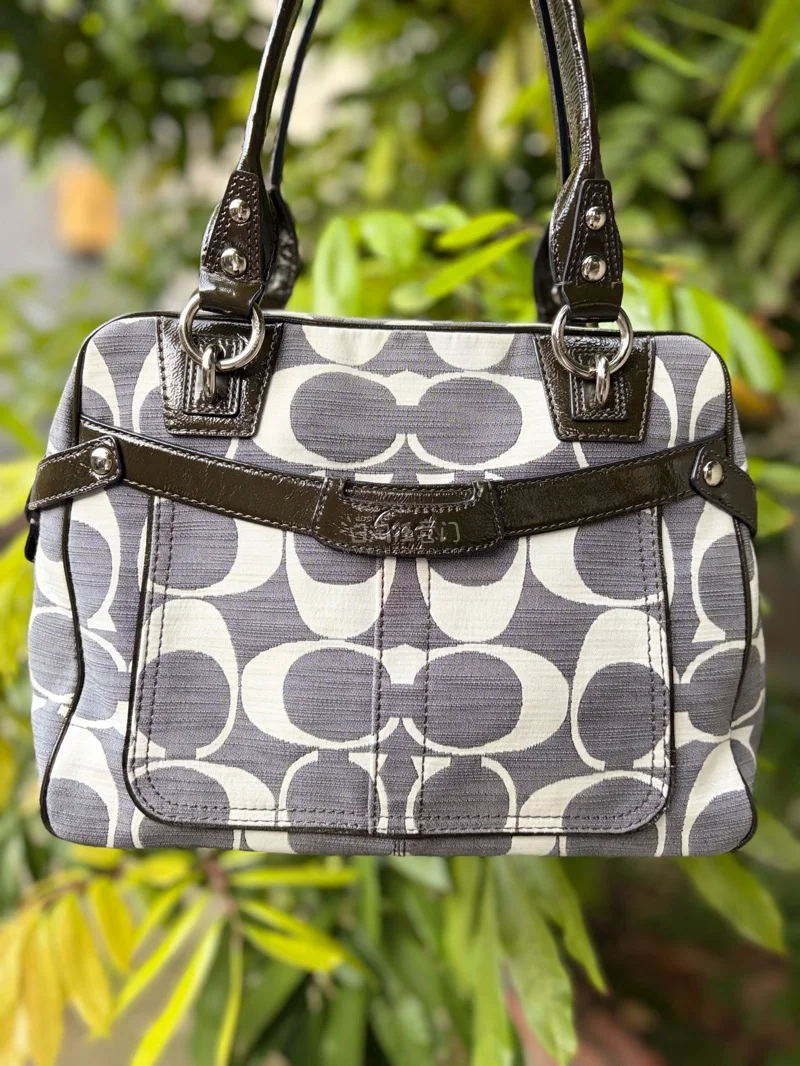 
这款蔻驰牛仔包是近期最惊喜的百搭单品，整体质感远超预期。水洗牛仔面料细腻柔软，做旧工艺自带复古松弛感，颜色高级耐看，搭配金色五金精致不浮夸，细节做工扎实，走线工整，包型挺括不易软塌。

自重很轻，长时间肩背、斜挎都无负担，日常通勤、逛街都合适。容量实用，手机、口红...
这款蔻驰牛仔包是近期最惊喜的百搭单品，整体质感远超预期。水洗牛仔面料细腻柔软，做旧工艺自带复古松弛感，颜色高级耐看，搭配金色五金精致不浮夸，细节做工扎实，走线工整，包型挺括不易软塌。

自重很轻，长时间肩背、斜挎都无负担，日常通勤、逛街