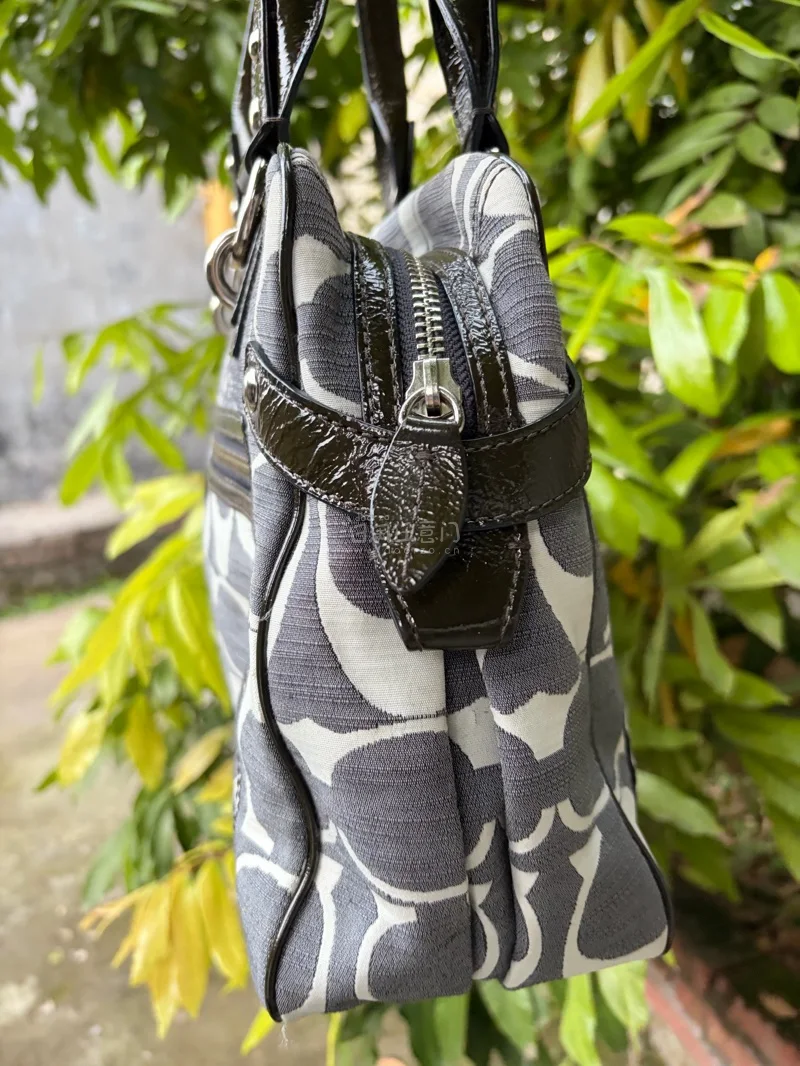 
这款蔻驰牛仔包是近期最惊喜的百搭单品，整体质感远超预期。水洗牛仔面料细腻柔软，做旧工艺自带复古松弛感，颜色高级耐看，搭配金色五金精致不浮夸，细节做工扎实，走线工整，包型挺括不易软塌。

自重很轻，长时间肩背、斜挎都无负担，日常通勤、逛街都合适。容量实用，手机、口红...
这款蔻驰牛仔包是近期最惊喜的百搭单品，整体质感远超预期。水洗牛仔面料细腻柔软，做旧工艺自带复古松弛感，颜色高级耐看，搭配金色五金精致不浮夸，细节做工扎实，走线工整，包型挺括不易软塌。

自重很轻，长时间肩背、斜挎都无负担，日常通勤、逛街