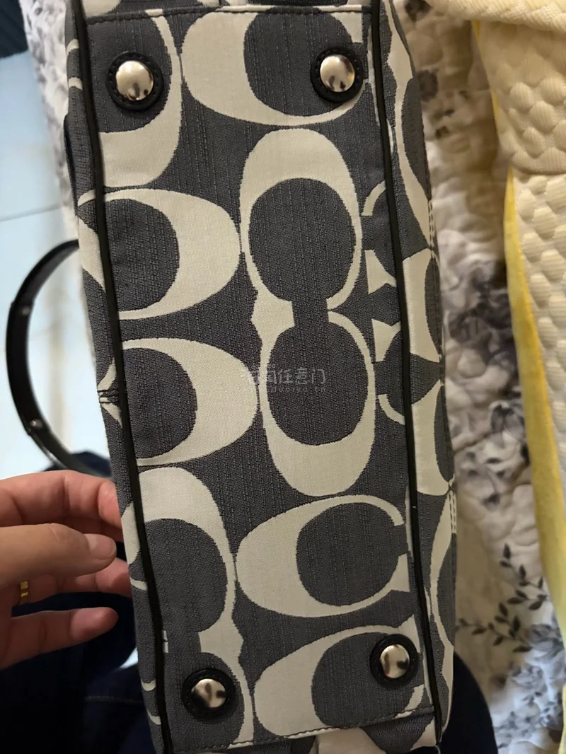 
这款蔻驰牛仔包是近期最惊喜的百搭单品，整体质感远超预期。水洗牛仔面料细腻柔软，做旧工艺自带复古松弛感，颜色高级耐看，搭配金色五金精致不浮夸，细节做工扎实，走线工整，包型挺括不易软塌。

自重很轻，长时间肩背、斜挎都无负担，日常通勤、逛街都合适。容量实用，手机、口红...
这款蔻驰牛仔包是近期最惊喜的百搭单品，整体质感远超预期。水洗牛仔面料细腻柔软，做旧工艺自带复古松弛感，颜色高级耐看，搭配金色五金精致不浮夸，细节做工扎实，走线工整，包型挺括不易软塌。

自重很轻，长时间肩背、斜挎都无负担，日常通勤、逛街