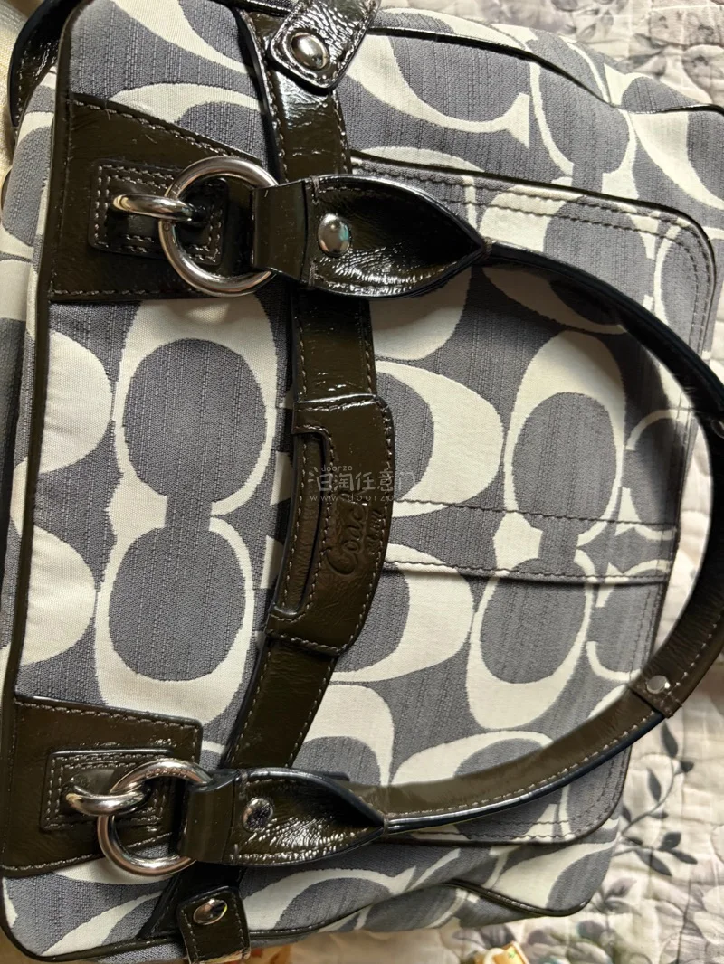 
这款蔻驰牛仔包是近期最惊喜的百搭单品，整体质感远超预期。水洗牛仔面料细腻柔软，做旧工艺自带复古松弛感，颜色高级耐看，搭配金色五金精致不浮夸，细节做工扎实，走线工整，包型挺括不易软塌。

自重很轻，长时间肩背、斜挎都无负担，日常通勤、逛街都合适。容量实用，手机、口红...
这款蔻驰牛仔包是近期最惊喜的百搭单品，整体质感远超预期。水洗牛仔面料细腻柔软，做旧工艺自带复古松弛感，颜色高级耐看，搭配金色五金精致不浮夸，细节做工扎实，走线工整，包型挺括不易软塌。

自重很轻，长时间肩背、斜挎都无负担，日常通勤、逛街