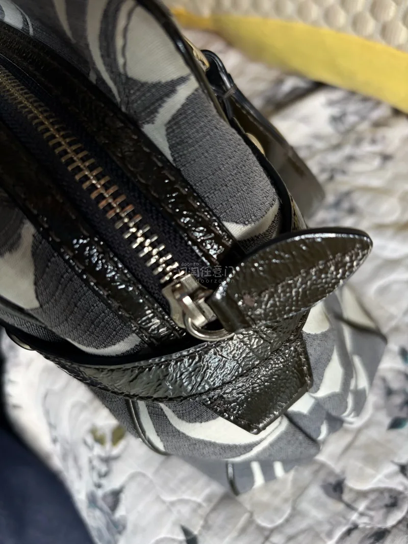 
这款蔻驰牛仔包是近期最惊喜的百搭单品，整体质感远超预期。水洗牛仔面料细腻柔软，做旧工艺自带复古松弛感，颜色高级耐看，搭配金色五金精致不浮夸，细节做工扎实，走线工整，包型挺括不易软塌。

自重很轻，长时间肩背、斜挎都无负担，日常通勤、逛街都合适。容量实用，手机、口红...
这款蔻驰牛仔包是近期最惊喜的百搭单品，整体质感远超预期。水洗牛仔面料细腻柔软，做旧工艺自带复古松弛感，颜色高级耐看，搭配金色五金精致不浮夸，细节做工扎实，走线工整，包型挺括不易软塌。

自重很轻，长时间肩背、斜挎都无负担，日常通勤、逛街